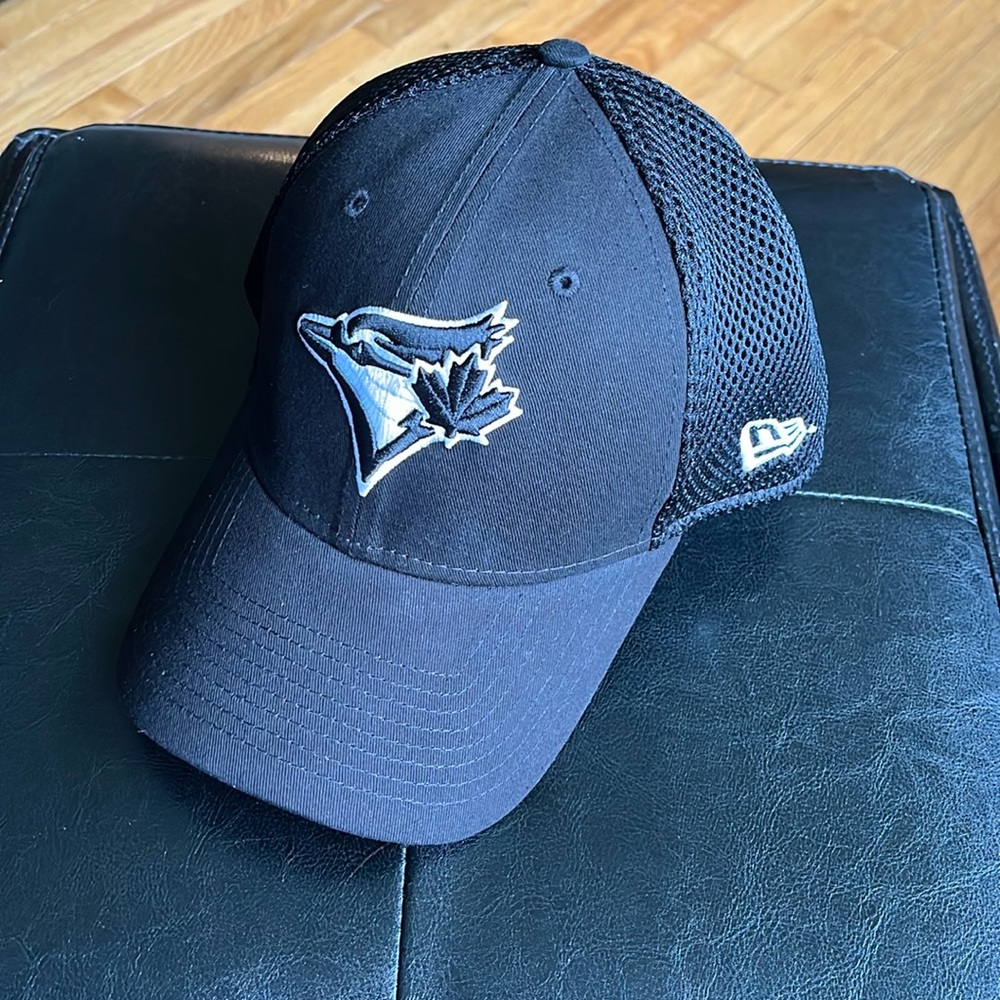 NEW ERA-Blue Jays hat. Size: small/medium. Black & white. EUC